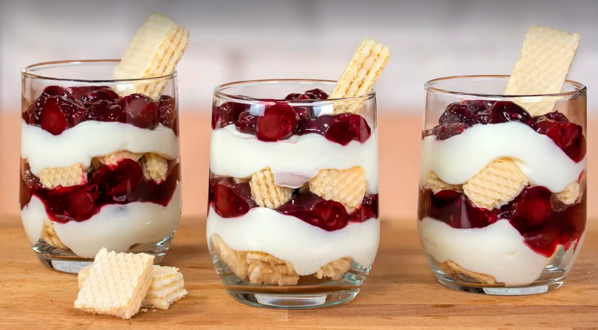 Delicios pahar cu vișine și cremă pufoasă: Rețetă simplă