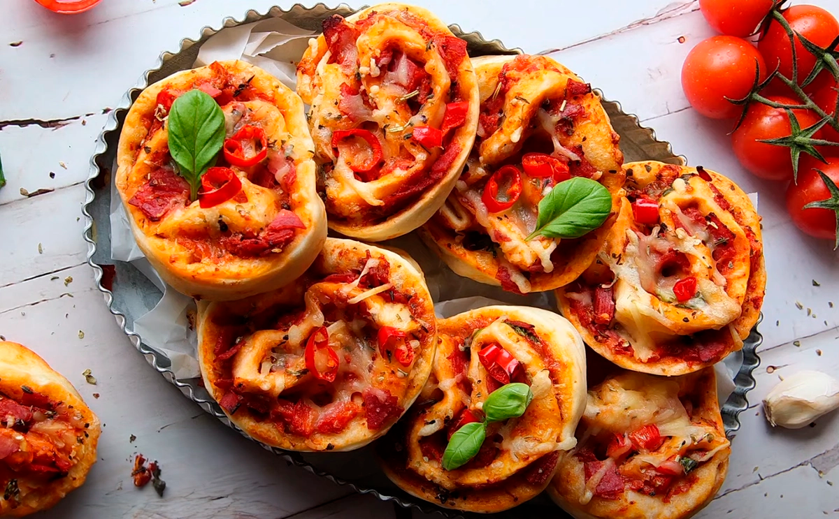 Cum să pregătești cei mai buni melci de pizza cu salam, șuncă și cașcaval ras