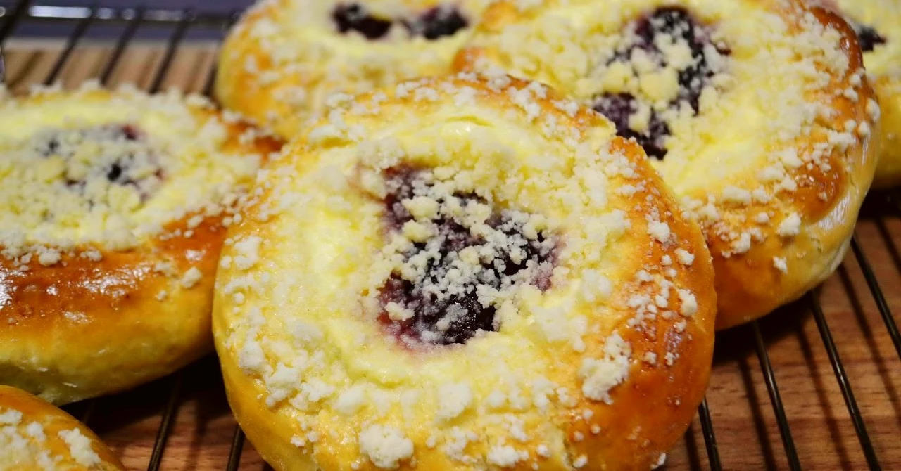 Prăjituri moi cu brânză și cireșe: acest REȚETĂ de desert este floare la ureche!