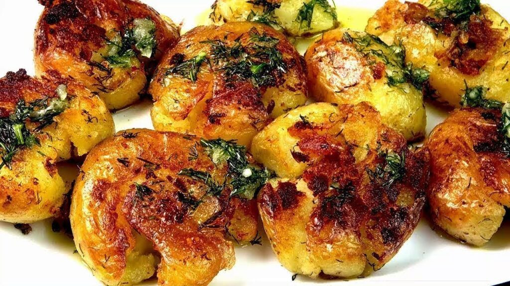 M-am săturat să mănânc cartofi fierți cu sare, așa că i-am zdrobit într-o tigaie și i-am condimentat astfel: Au ieșit perfecți!