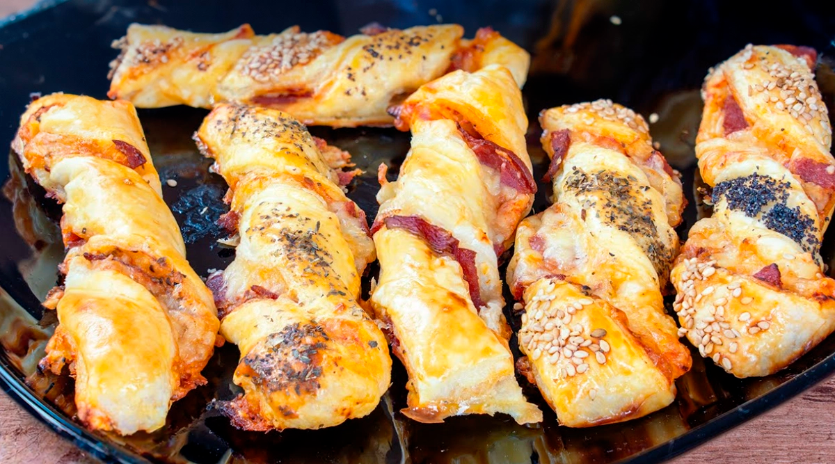 Beţele party cu şuncă şi salam din aluat foietaj: Gustare simplă, rapidă şi delicioasă!
