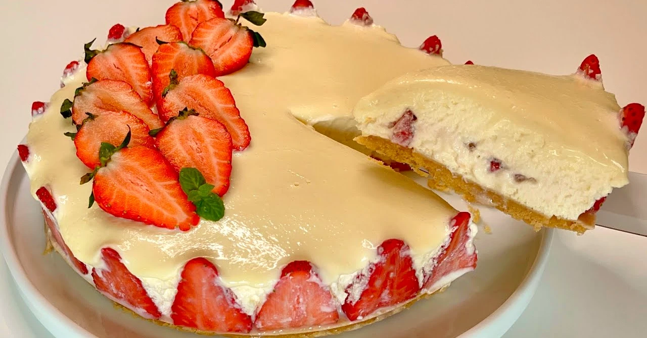 Tort NECOAPTĂ cu ciocolată albă: REȚETĂ pentru un vis cremos cu căpșuni!