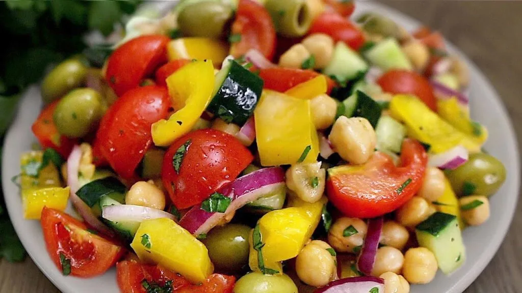 Mănânc această salată sănătoasă cel puțin o dată pe săptămână și îmi detoxific corpul | Doar 370 Kcal!