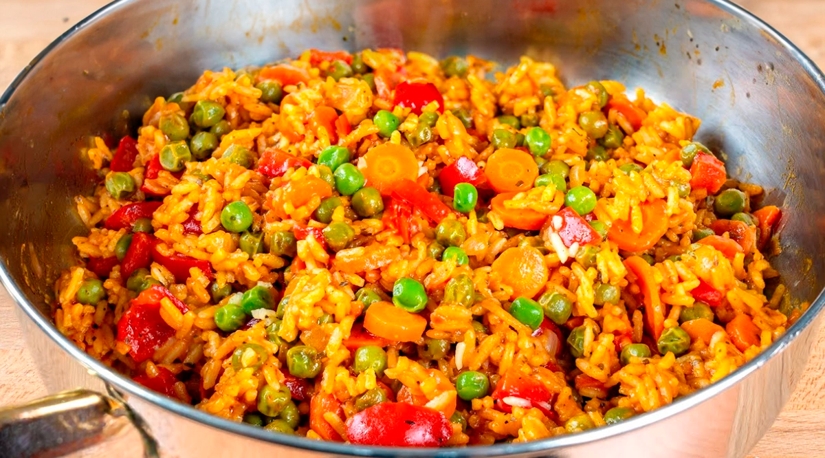 Tigaie cu orez și legume: Rețetă rapidă, sănătoasă și gustoasă gata în 30 de minute