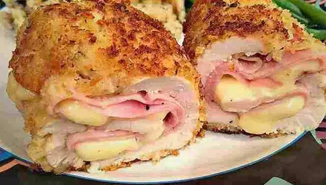 Piept de pui gratinat cu crustă de parmezan – Rețetă