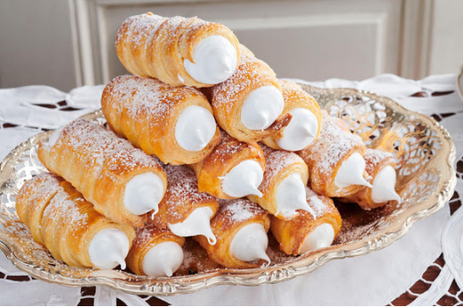 Rulouri pufoase din aluat foietaj făcut în casă