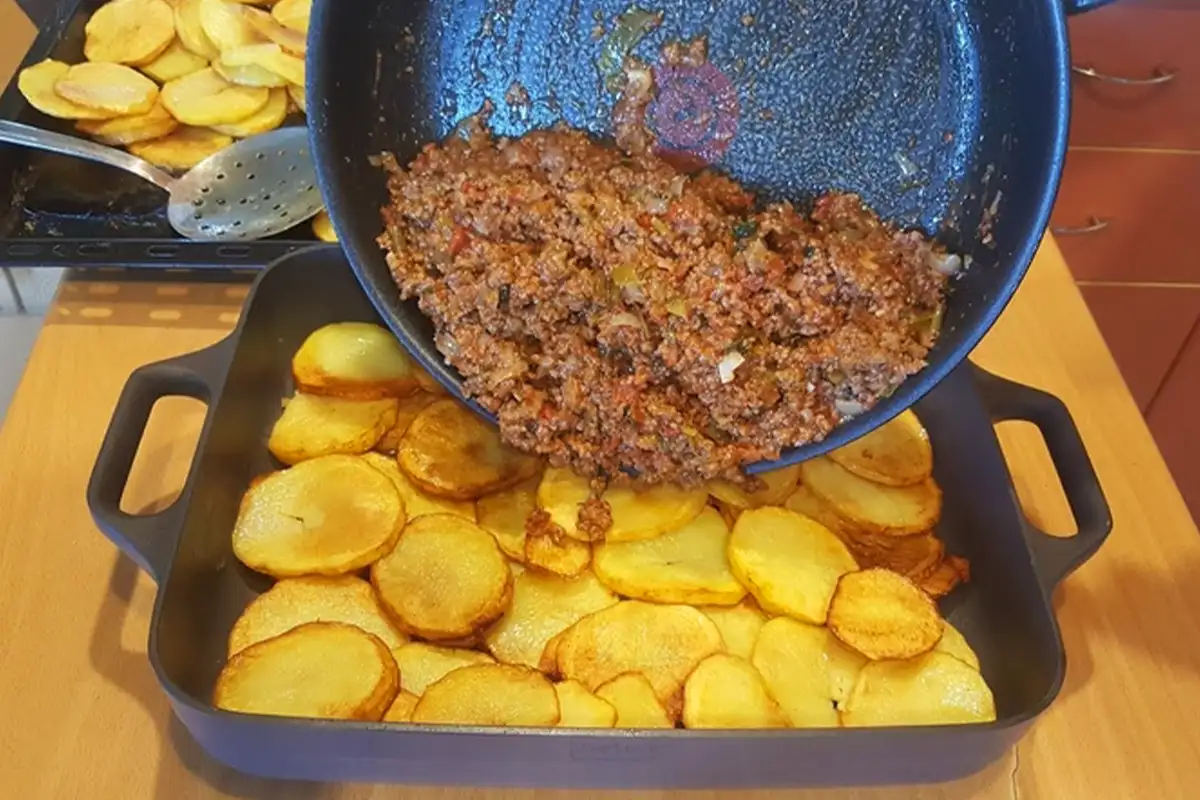 Rețetă de Caserolă din Cartofi Zdrobiți, Cină Delicioasă Pentru Toată Familia!