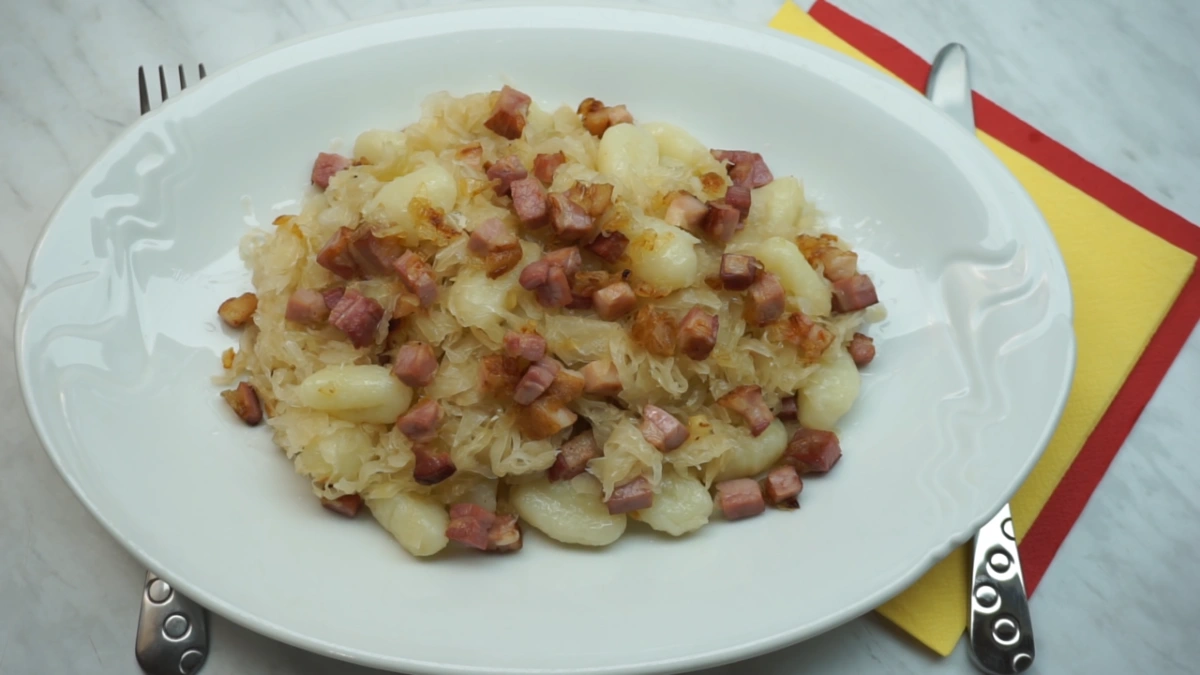 Uitați de halušky! Aceste gnocchi cu varză acră și bacon cu usturoi sunt NOUL HIT