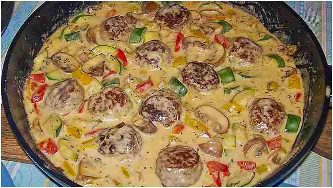 Măcaroni cu tocăniță de chifteluțe