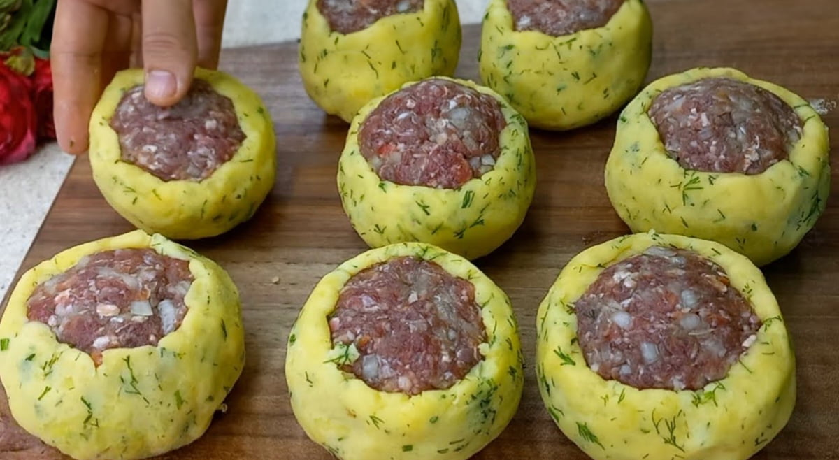 Cartofii îi umplu cu un amestec de carne și am pregătit cea mai bună cină din lume