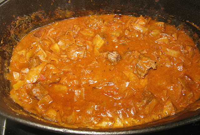 Gulaș de varză albă