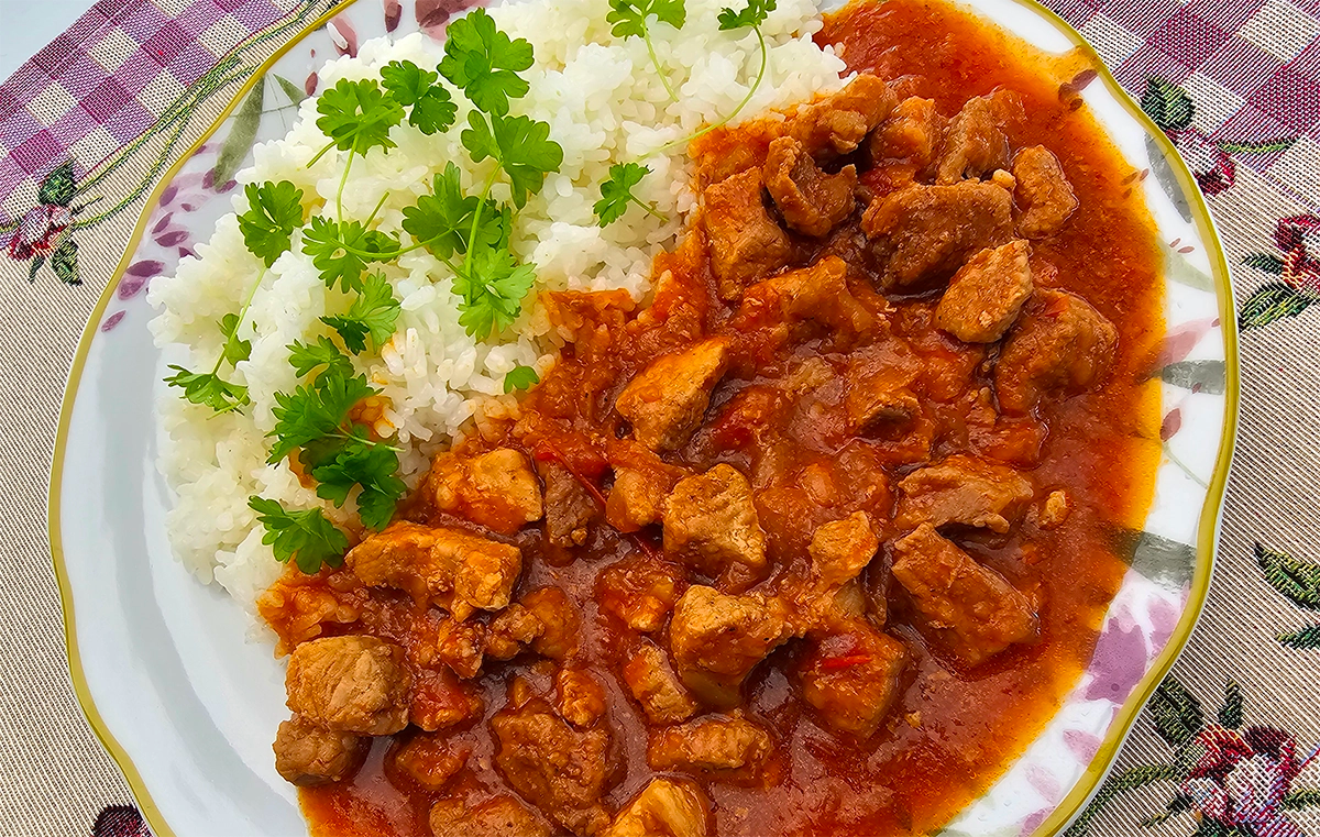 Carne de porc cu lečo după rețeta Dominikăi: Rețetă simplă pentru un prânz delicios