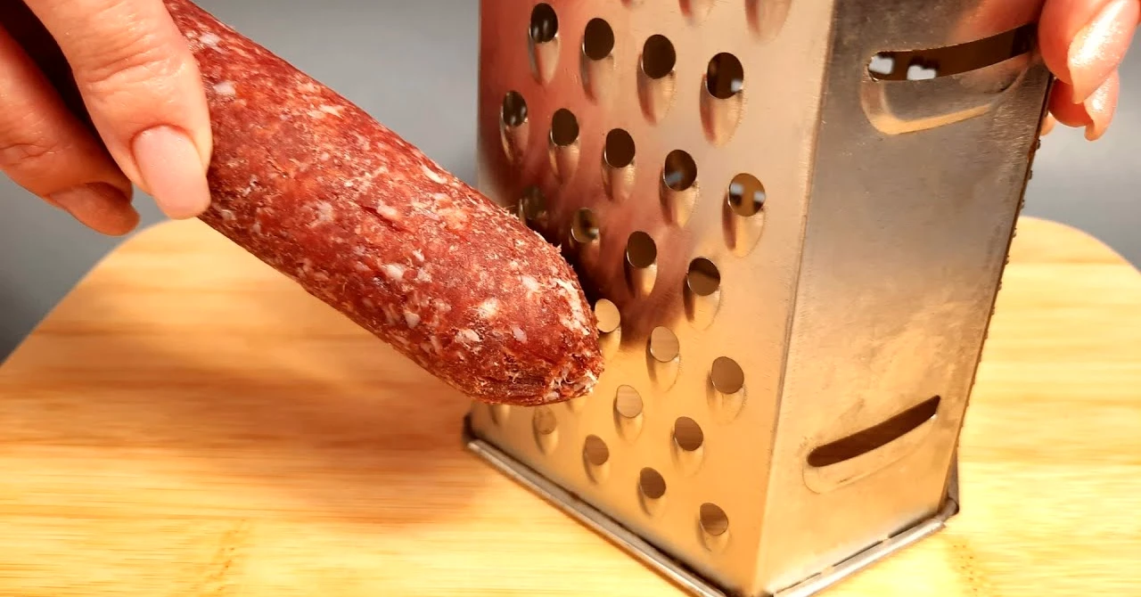 TOP REȚETĂ: Rulouri sărate rapid cu salam și cașcaval din aluat foietaj – o gustare de nerefuzat!