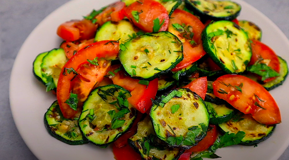 Salată răcoritoare de vară cu dovlecei și roșii: Garnitura ideală pentru grătar