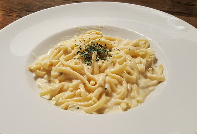 Spätzle cu brânză cremoasă