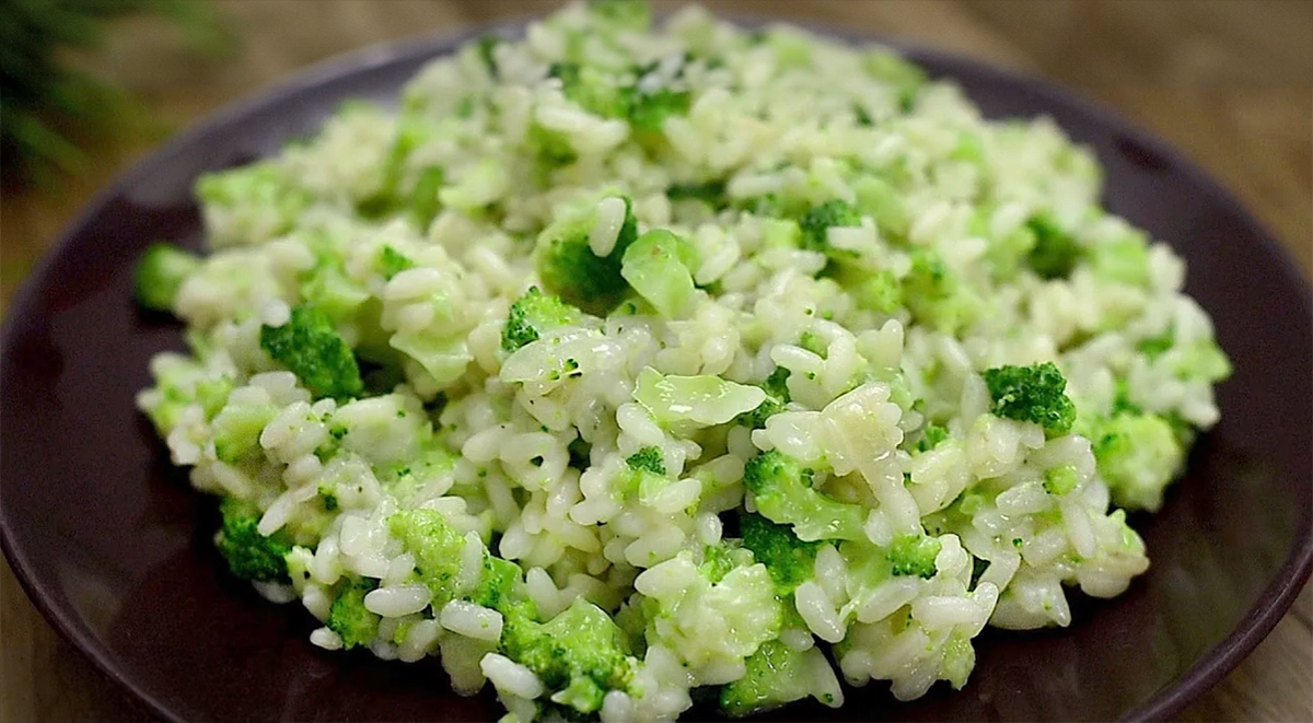 Orez cremos cu broccoli: Rețetă simplă și rapidă pentru o cină delicioasă