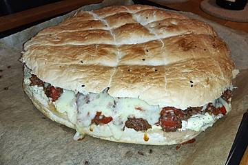 Pâine plată cu carne tocată la cuptor