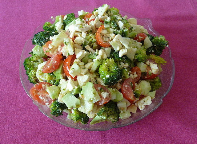 Salată crocantă și colorată de broccoli