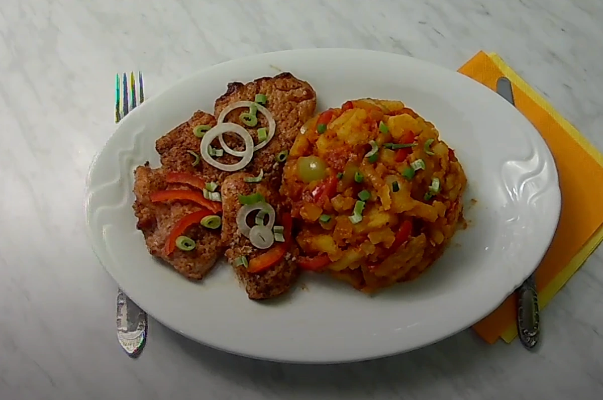 REȚETĂ TOP: Cartofi belgrad cu șnițel de porc – un prânz consistent plin de savoare!