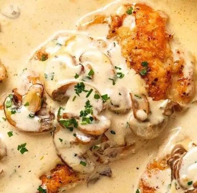 Fileuri de pui în sos cremos de ciuperci – Rețetă