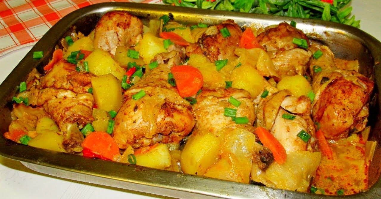 Pui la cuptor dintr-o SINGURĂ TAVĂ cu cartofi și legume: Această REȚETĂ este un adevărat HIT!