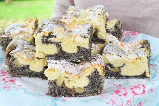 Prăjitură cu mac, brânză de vaci și mere