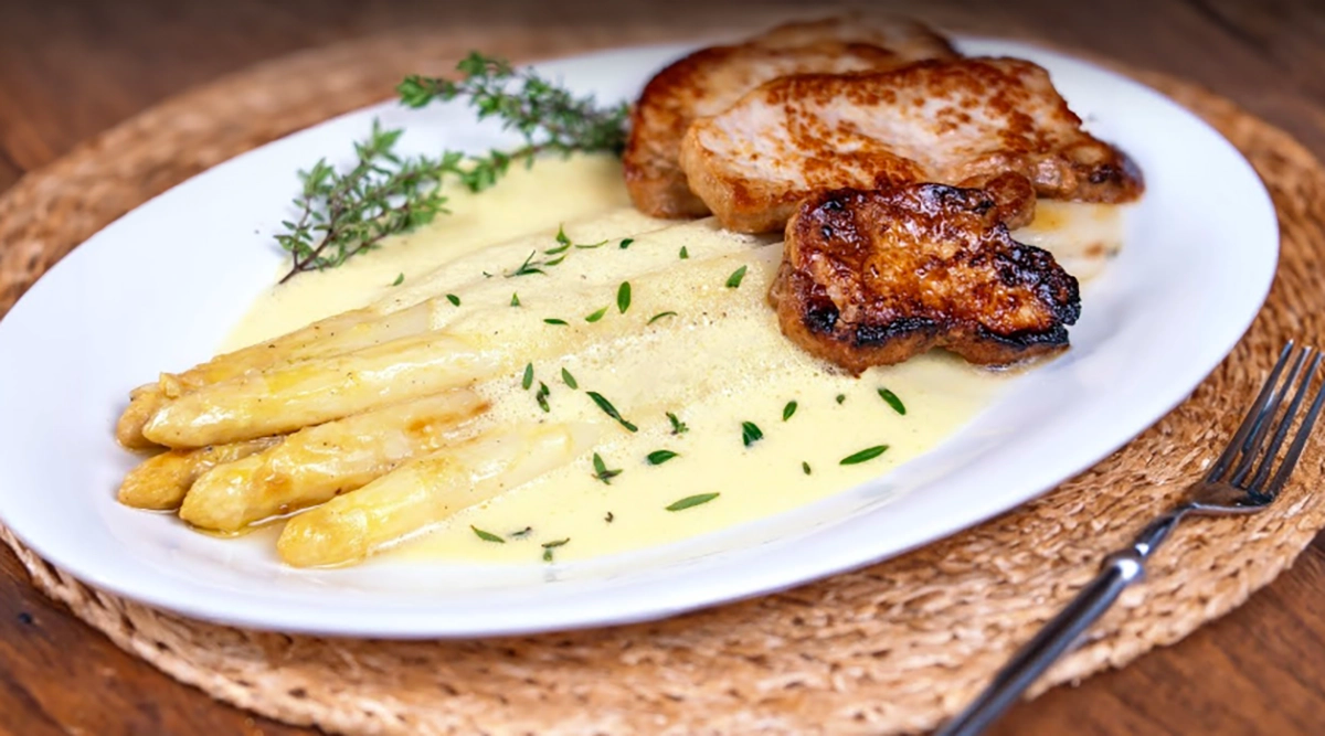 Sparanghel copt cu sos olandez ușor și medalioane de porc