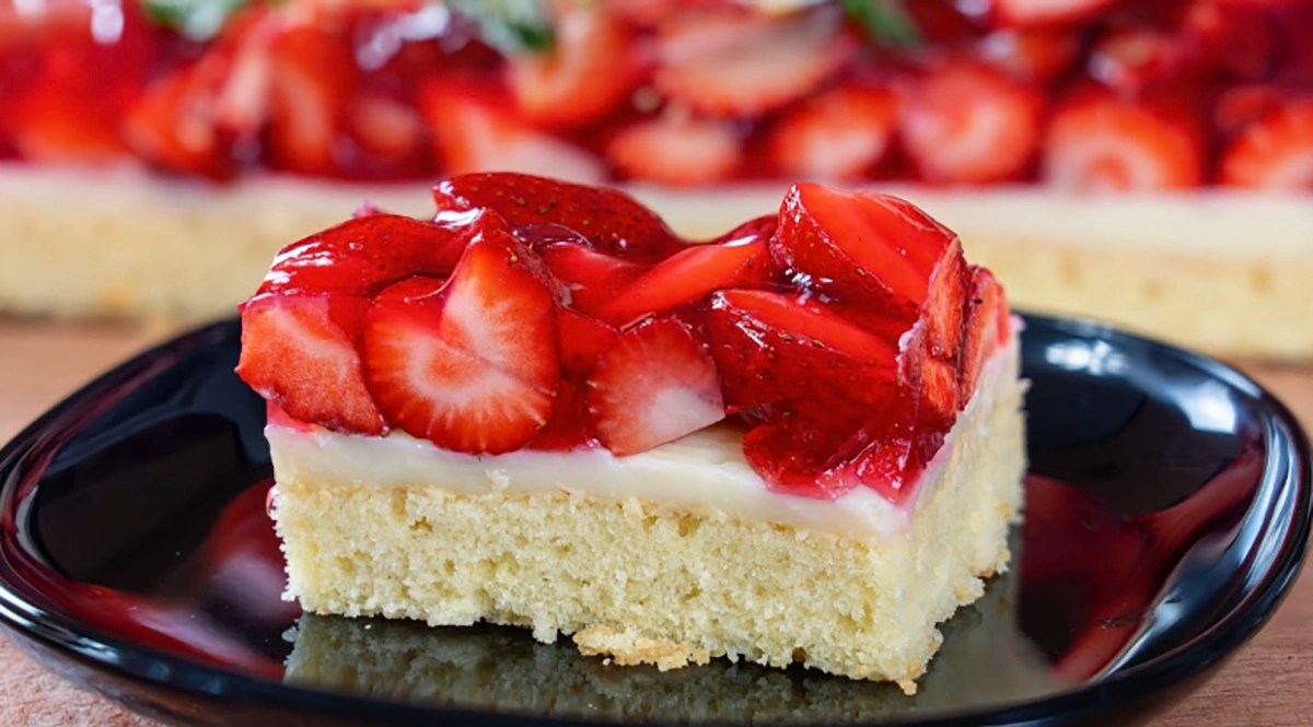 Plăcintă fantastică cu căpșuni și budincă: Este incredibil de delicioasă și totuși extrem de simplă!