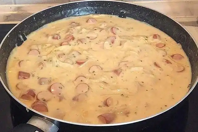 Rețetă de gulaș de cârnați cu muștar și penne