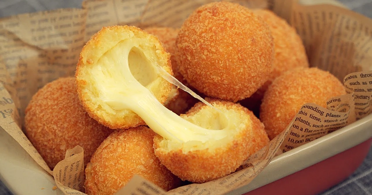 Bombe fantastice din cartofi: Vei adora această REȚETĂ de bile umplute cu mozzarella!