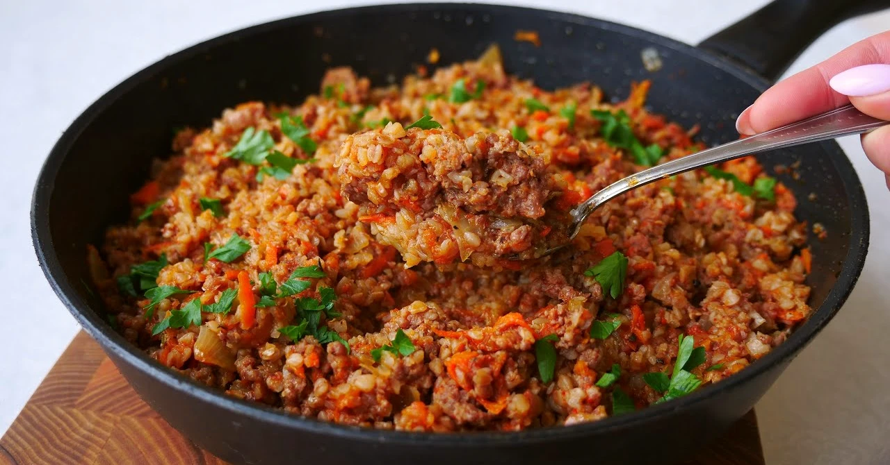 RECEPT: Hrișcă cu carne tocată și legume – o gustare sănătoasă și sățioasă pentru întreaga familie!