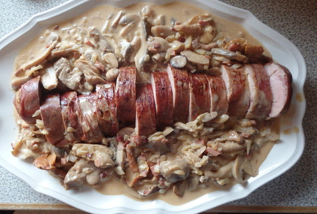 File de porc învelit în bacon cu ciuperci și spätzle