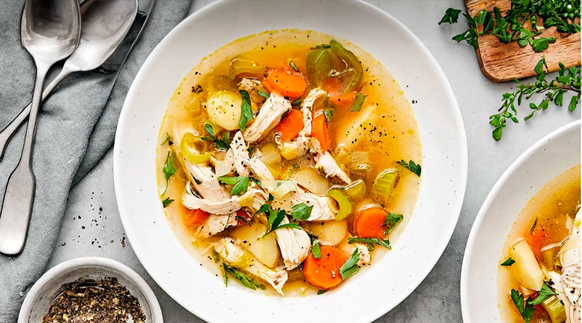 Supă de pui cu legume rădăcinoase: Rețeta clasică a bunicii mele!