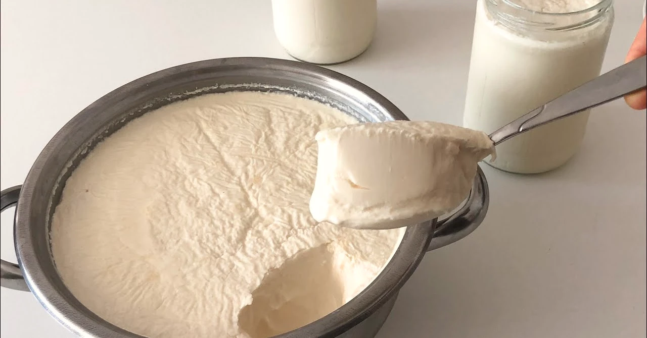 Rețetă pentru iaurt de casă perfect: Gros, cremos și plin de culturi vii – doar din 2 ingrediente!