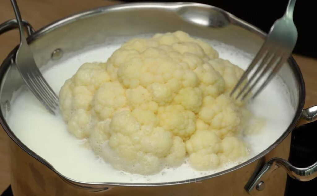 Pariez că niciodată n-ai gătit conopidă în lapte, uite ce-ți pregătesc pentru cină | Doar 370 de calorii!