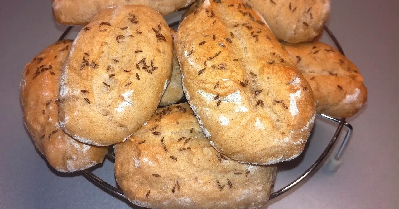 TOP REȚETĂ: Cum să coaceți pâinici de casă perfecte – aromate și cu crustă crocantă!