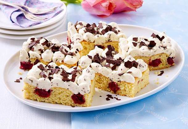 Prăjitură la tavă cu lichior de ouă și cireșe