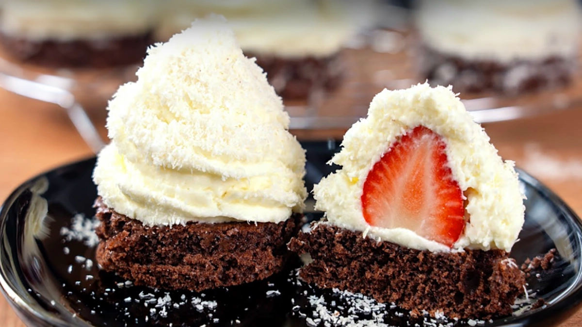 Surpriză cu căpșuni: Desert plin de savoare cu cremă de cocos și bază de ciocolată