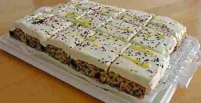 Prăjitură la tavă cu lichior de cireșe, smântână acră și frișcă – Rețetă