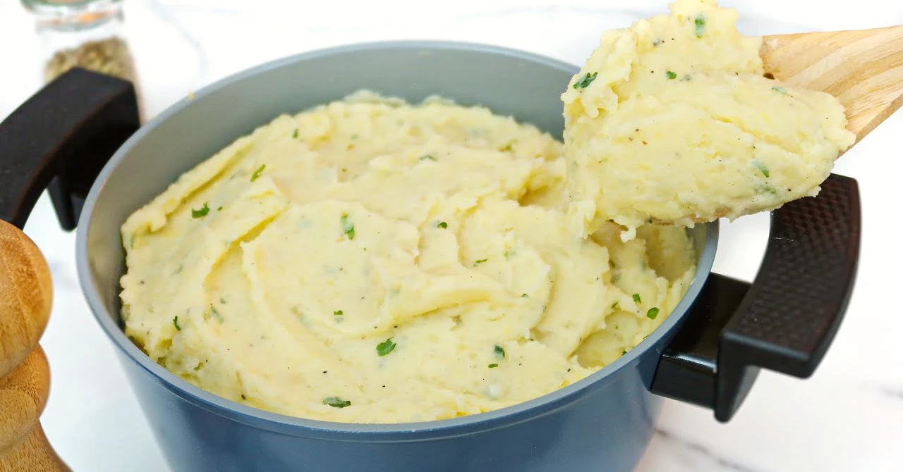 Piure de cartofi fantastic ca la bunica: ACEASTĂ REȚETĂ cu ceapă călită este TOP!