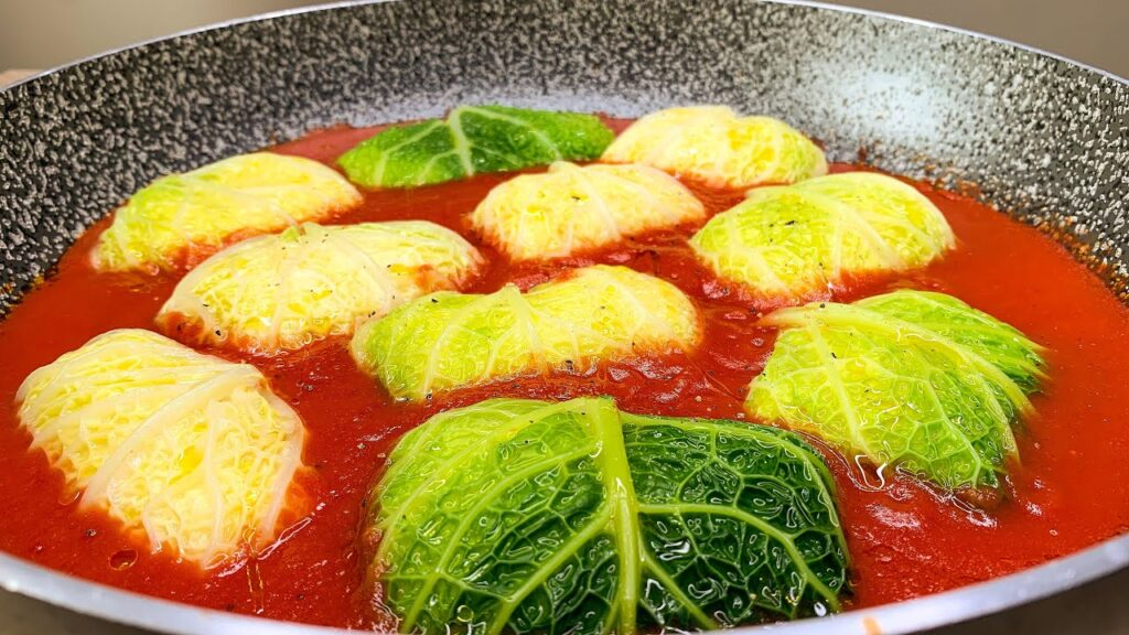 Sarmale din varză, le umplu cu orez și brânză și apoi le fierb în roșii: Se vând ca pâinea caldă!
