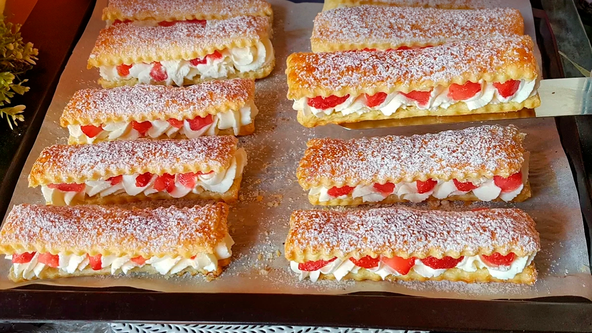 Bezele fantastice din foietaj cu cremă de mascarpone și căpșuni