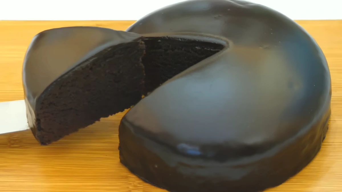 Fantastica prăjitură de ciocolată “fierbinte”: Veți adora această rețetă simplă fără ouă!