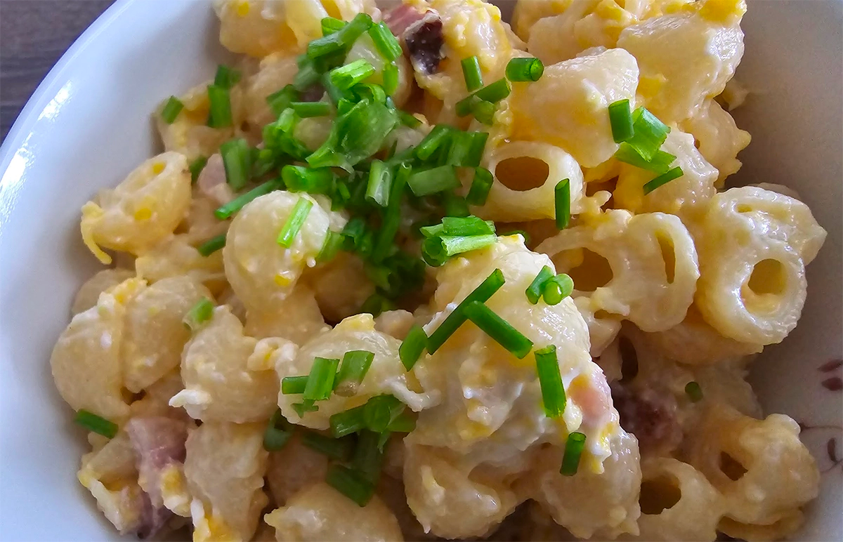 Colțunași cremoși cu bacon, ou și brânză: În 10 minute am pregătit un prânz gustos pentru toată familia!