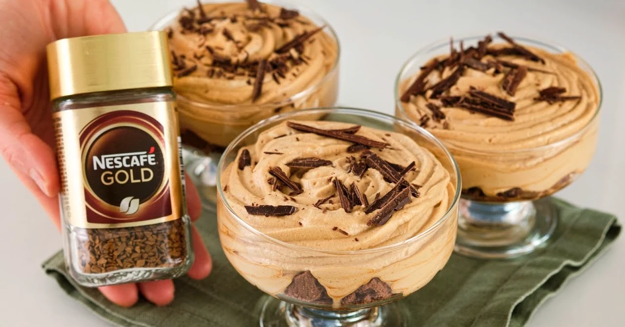 Cafea Dalgona fantastică în pahar: Veți adora această rețetă cu lapte condensat!