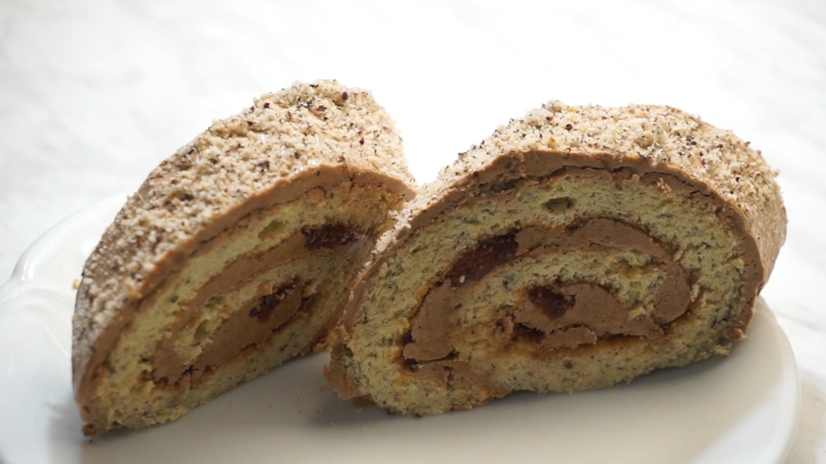 Cea mai bună ruladă cu nucă și Nutella: REȚETĂ pentru un desert pufos cu cremă divină!