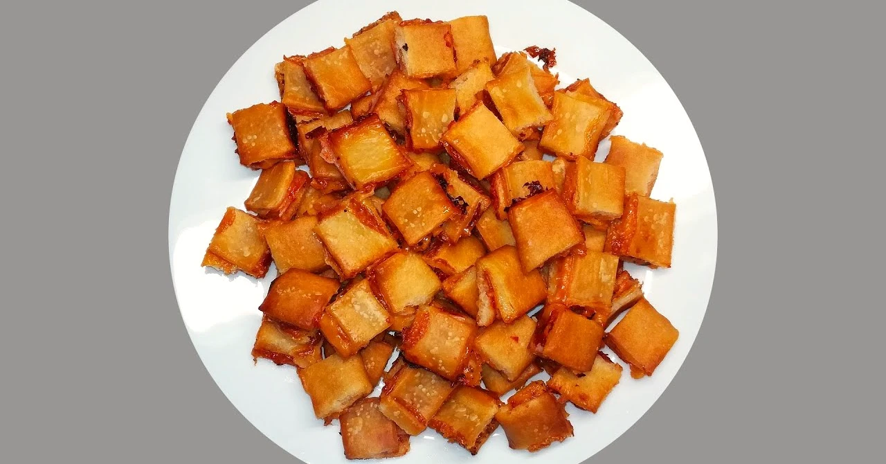Aperitive rapide: CEL MAI BUN RECEPT pentru cuburi din aluat foietaj cu șuncă și brânză!