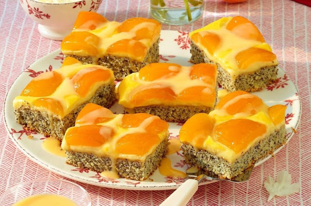 Prăjitură cu mac și caise fructată