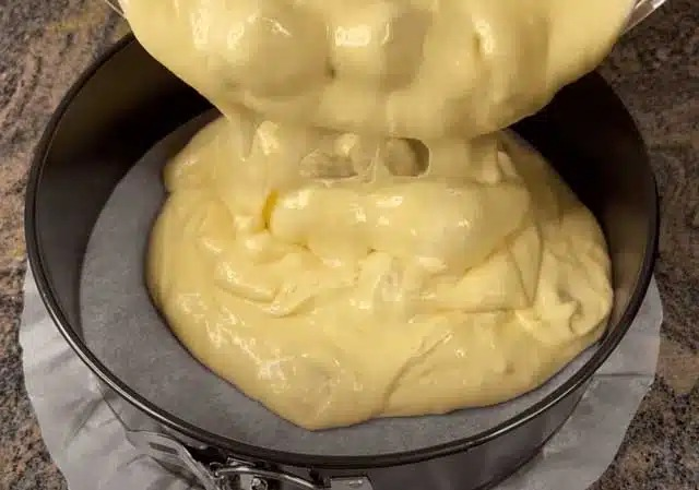 Rețetă de prăjitură cu iaurt și cireșe preparată în 5 minute!