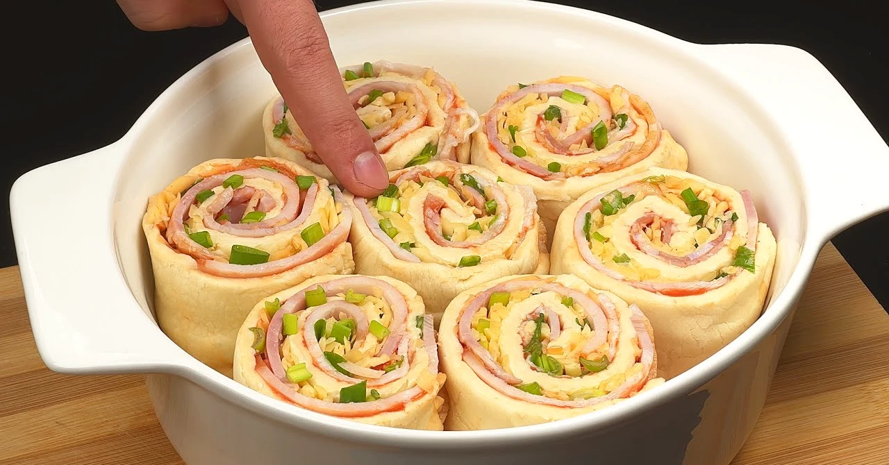 Cele mai bune melci sărați: REȚETĂ de foietaj cu bacon, brânză și ceapă verde!